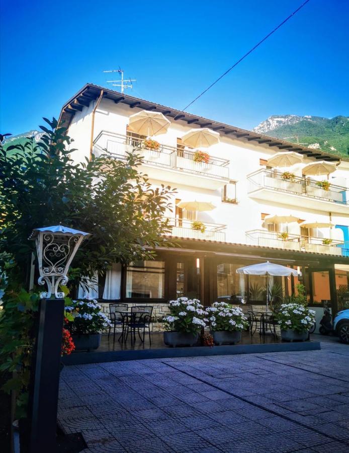Albergo Al Pescatore Бренцоне-суль-Гарда Екстер'єр фото