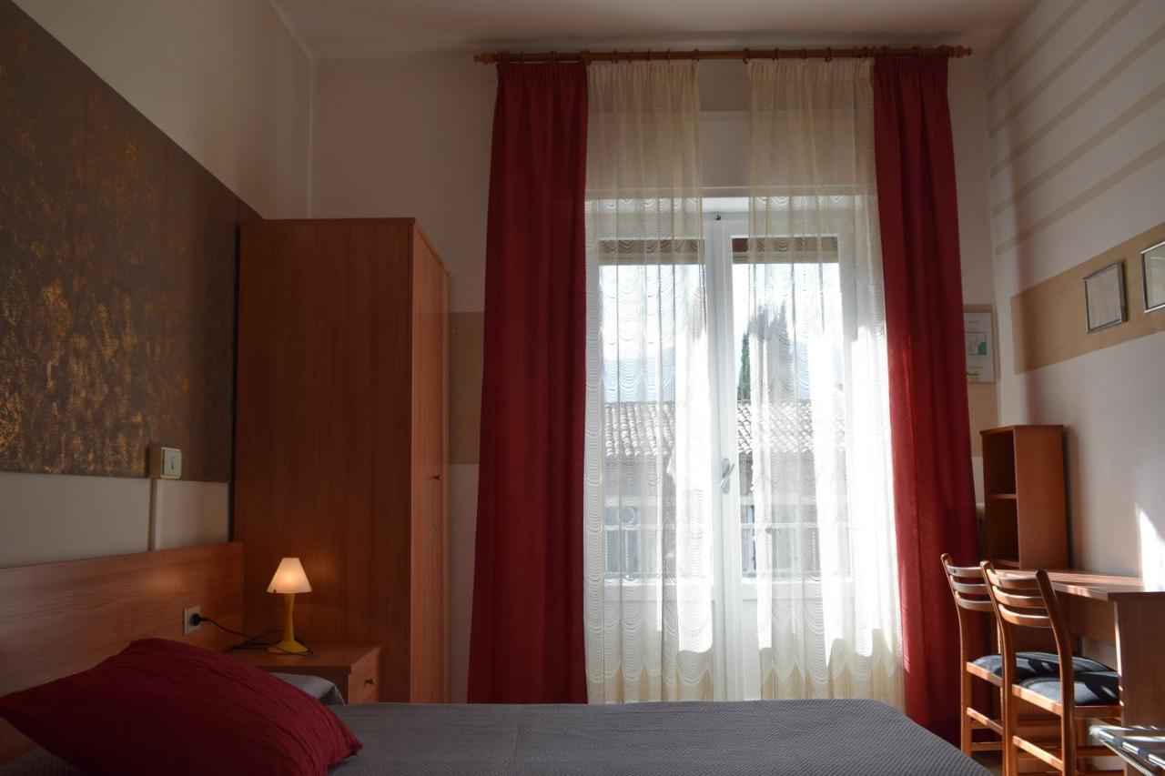 Albergo Al Pescatore Бренцоне-суль-Гарда Екстер'єр фото