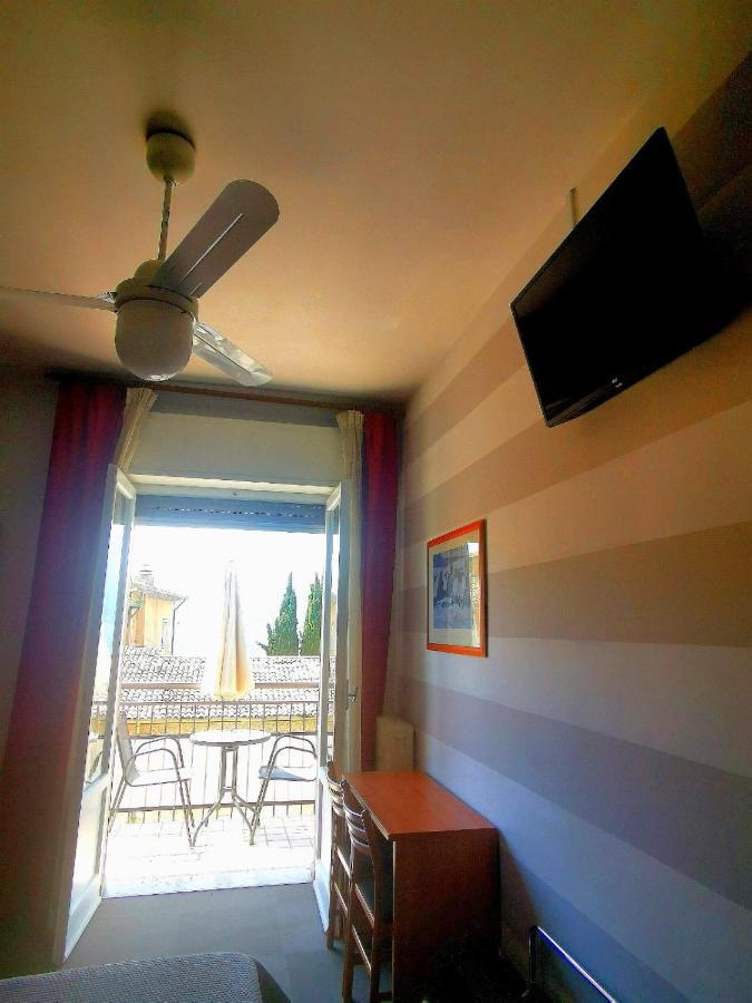 Albergo Al Pescatore Бренцоне-суль-Гарда Екстер'єр фото